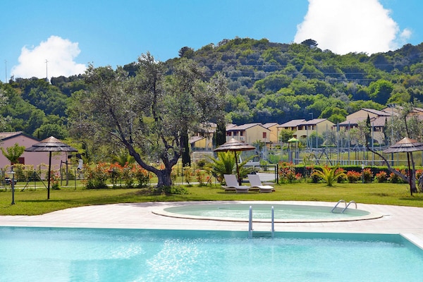 Toscaans appartement op vakantiepark met zwembad, 12 km van zee - thumbnail 1