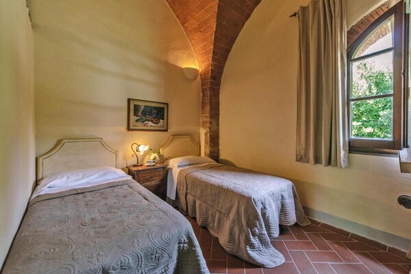 Authentiek Toscaans appartement op 18e-eeuws landgoed met zwembad - thumbnail 2