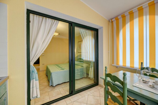 Knusse studio op vakantiepark Residence Cala Viola, vlakbij Cala Liberotto - thumbnail 3