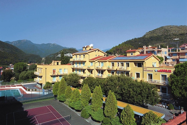 Dicht bij centrum: Ruim appartement voor 6 personen in Pietra Ligure - thumbnail 2