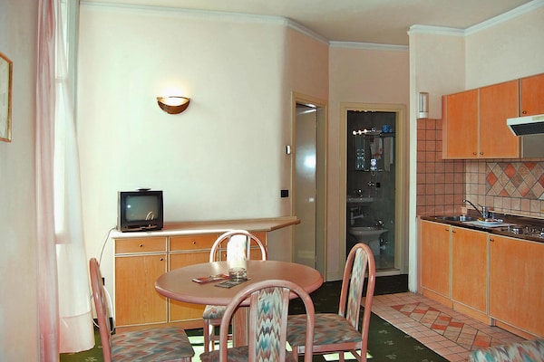 Sfeervol appartement in 19e-eeuwse villa nabij zee in Imperia - thumbnail 4