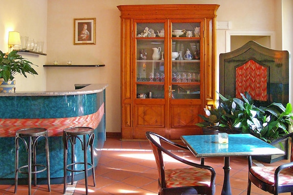 Sfeervol appartement in 19e-eeuwse villa nabij zee in Imperia - thumbnail 2