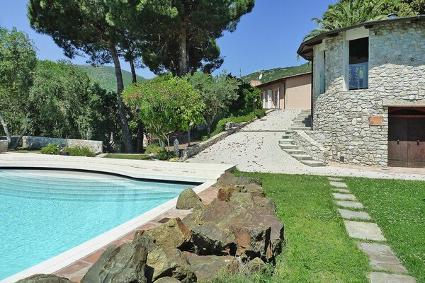 Vrijstaande villa met gedeeld zwembad en uitzicht op Rio nell'Elba - thumbnail 1
