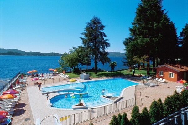 Appartement aan Lago Maggiore met privékiezelstrand en zwembad - thumbnail 1