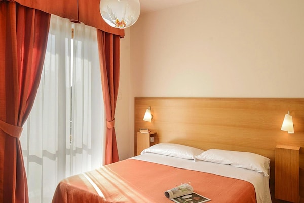 Op 900 m van zee: Zonnig appartement in Pietra Ligure - thumbnail 5