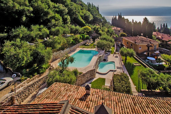 Op 400 m van het meer: sfeervol appartement in Toscolano Maderno - thumbnail 2