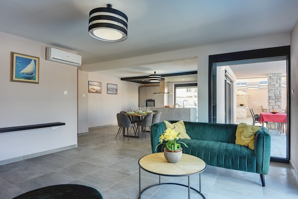 Op 1000 m van zee: Ruime Villa Christine in Valbandon voor 10 personen - thumbnail 2