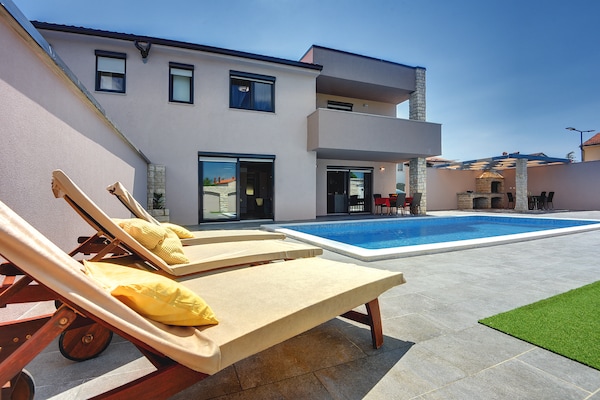 Op 1000 m van zee: Ruime Villa Christine in Valbandon voor 10 personen - thumbnail 5
