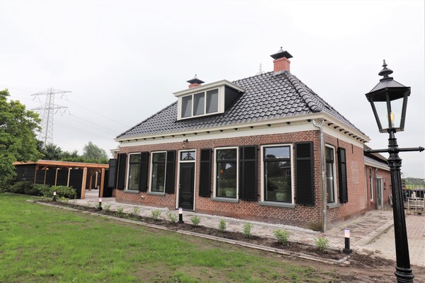 Boerderij Koatstertille: Luxe landhuis voor 10 personen in hartje Friesland - thumbnail 1