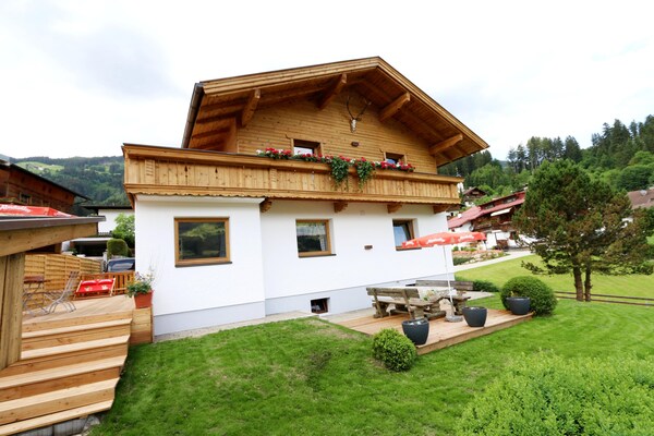 Vrijstaand vakantiehuis in Fügen met buitensauna en bergzicht voor 10 personen - thumbnail 1