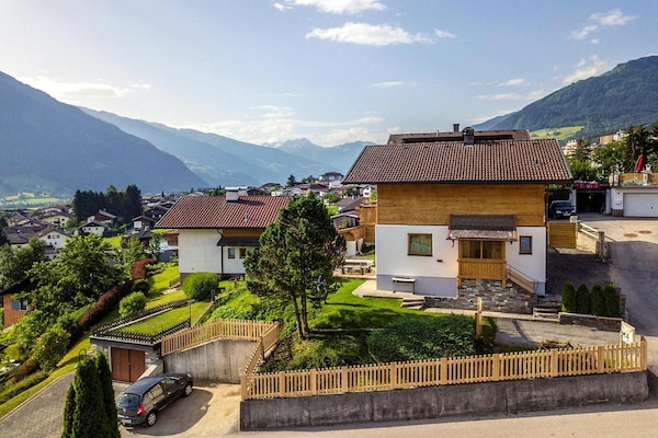 Vrijstaand chalet in Fügen voor 8 personen met tuin, sauna en bergzicht - thumbnail 1