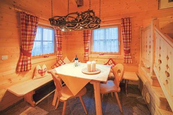 Vrijstaand chalet voor 4 aan de bosrand bij Neukirchen met zwembad - thumbnail 3