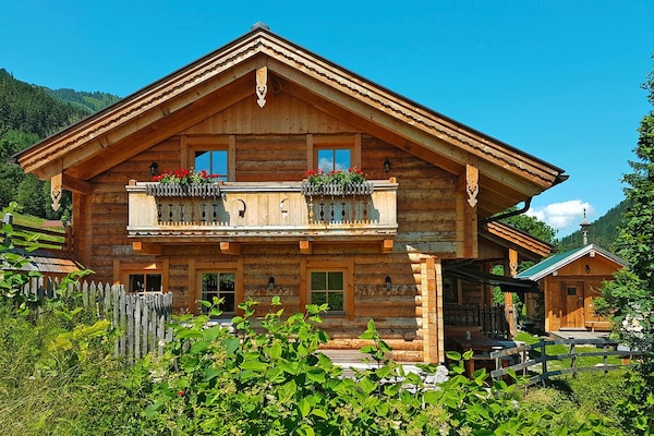 Ruim houten chalet voor 8 personen in St. Martin am Tennengebirge - thumbnail 1