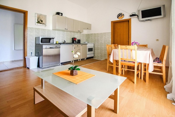 Op 1,0 km van het centrum: Ruim appartement aan zee in Seline - thumbnail 3