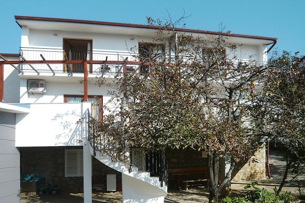 Comfortabel appartement met zeezicht in Starigrad Paklenica - thumbnail 1
