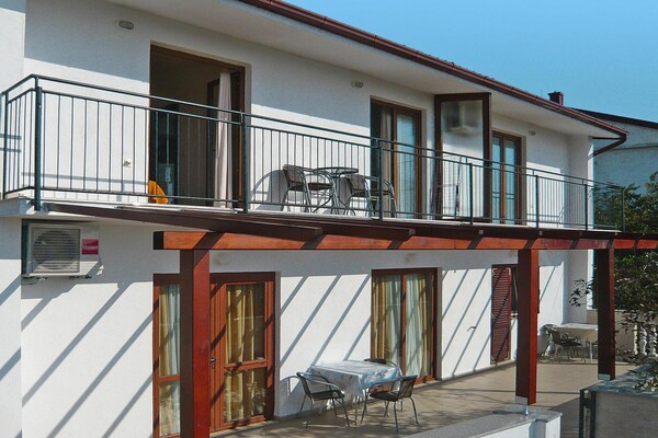 Aan zee: Comfortabel appartement in centrum Starigrad Paklenica - thumbnail 1
