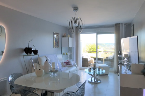Modern appartement met panoramisch zeezicht in Mandelieu-la-Napoule - thumbnail 4