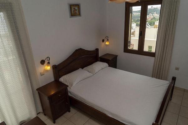 Ruim vakantiehuis in Stalos met panoramisch zeezicht en gedeeld zwembad - thumbnail 5