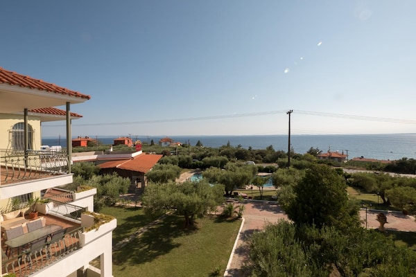 8-persoons appartement in Gerakini op 300m van het strand - thumbnail 1