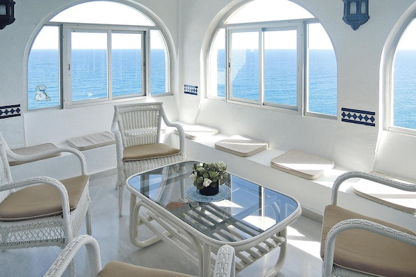 Vrijstaande villa met privézwembad en panoramisch zeezicht op 200m van het strand - thumbnail 6