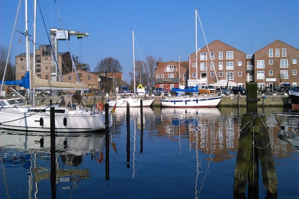 Licht appartement met balkon en uitzicht op de jachthaven van Orth - thumbnail 1