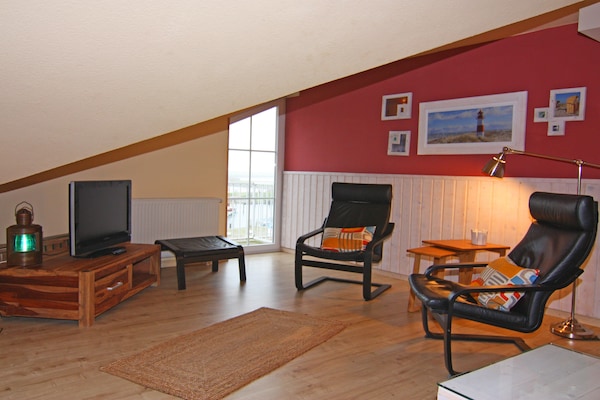 Licht appartement met balkon en uitzicht op de jachthaven van Orth - thumbnail 5