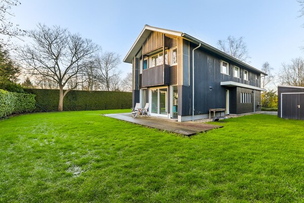 Stijlvol familiehuis aan het water in Grou met tuin, trampoline en golfbaan - thumbnail 2