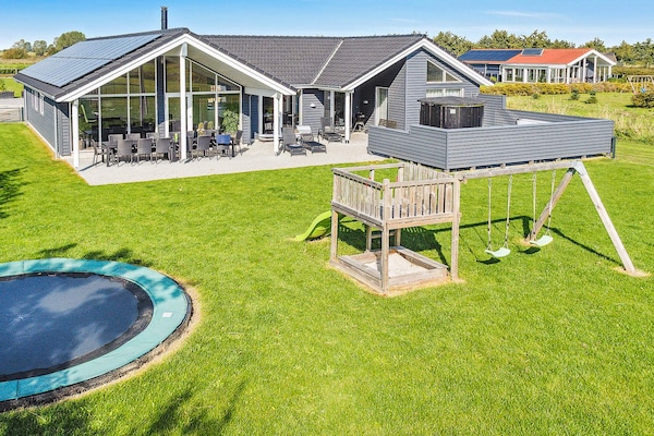 Luxe vakantiehuis voor 14 personen met privézwembad en sauna op 700 meter van zee - thumbnail 1