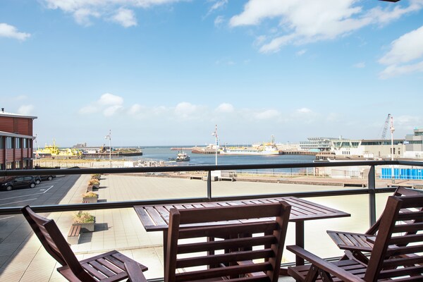 Luxe zeezichtappartement 153m² met twee balkons aan Scheveningse haven - thumbnail 1