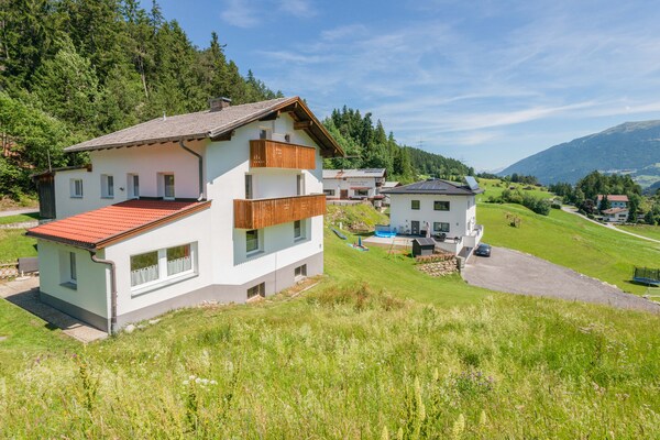 Ruim vrijstaand vakantiehuis voor 12 personen in Wenns-Piller met tuin en uitzicht op de Tiroler bergen - thumbnail 1
