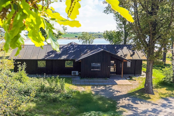 Nieuw vakantiehuis bij Falsled met sauna, whirlpool en zeezicht op 200 meter - thumbnail 1