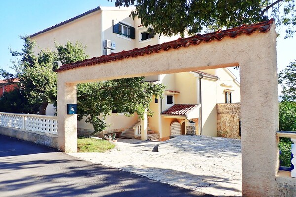 Op 300 m van zee: ruim appartement in centrum Starigrad Paklenica - thumbnail 2