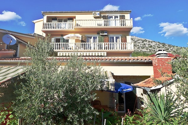 8-persoons appartement in centrum Starigrad Paklenica nabij zee - thumbnail 1