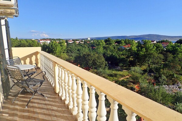 8-persoons appartement in centrum Starigrad Paklenica nabij zee - thumbnail 6