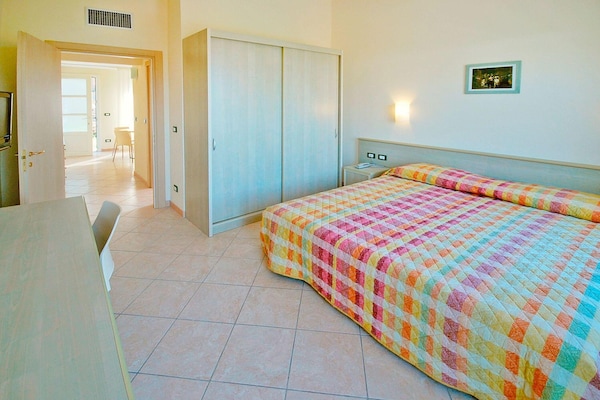 5-persoons appartement in Imperia met zwembad en kustzicht - thumbnail 4