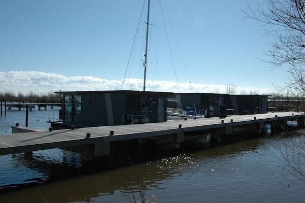 Unieke woonboot in Volendam: slapen op het water met huisdier - thumbnail 6