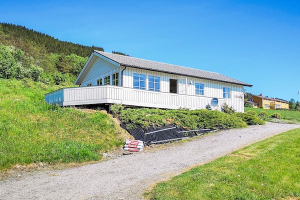 Licht vakantiehuis aan de Kvernesfjorden in Averøy - thumbnail 1