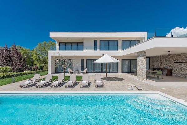 Luxe villa Blanca met privézwembad en zeezicht nabij Novigrad - thumbnail 1