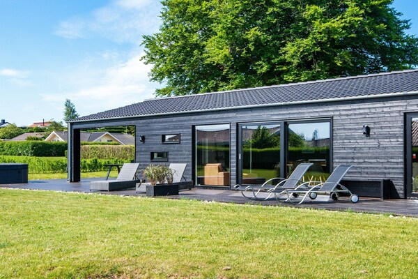 Luxe vrijstaand vakantiehuis met binnen- en buitenwhirlpool op 800m van zee - thumbnail 1