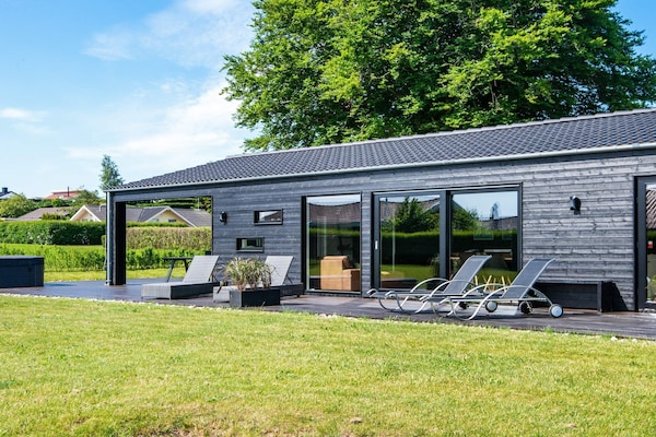 8-persoons vakantiehuis in Hejls op slechts 800 m van zee - thumbnail 1