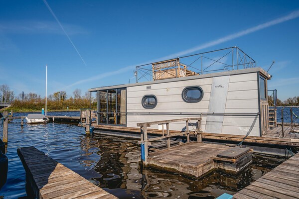 Sfeervolle woonboot met dubbel terras en panoramisch meerzicht in Uitgeest - thumbnail 1