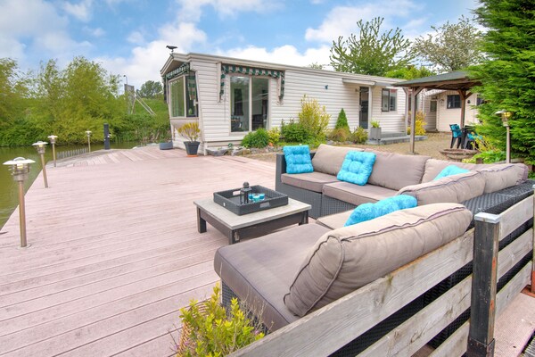 Villa Avondrood: watervilla met aanlegsteiger aan het Volkerak - thumbnail 1
