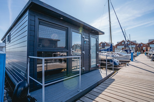 Luxe havenlodge aan het Uitgeestermeer met airco en privéterras - thumbnail 1
