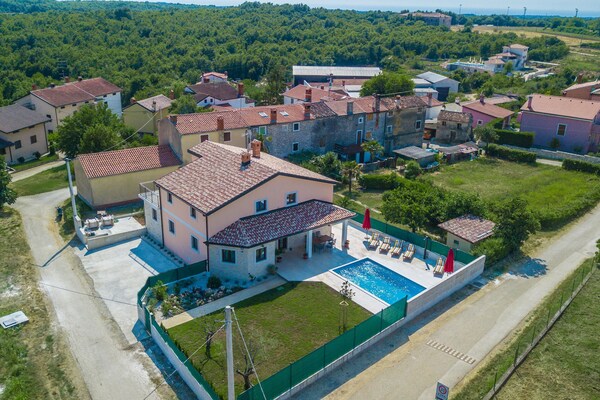 Villa Sarah in Brtonigla: Ruim vakantiehuis met privézwembad voor 7 personen - thumbnail 1