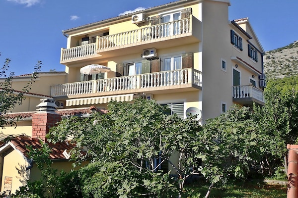 Centraal gelegen appartement in Starigrad Paklenica voor 7 personen - thumbnail 1