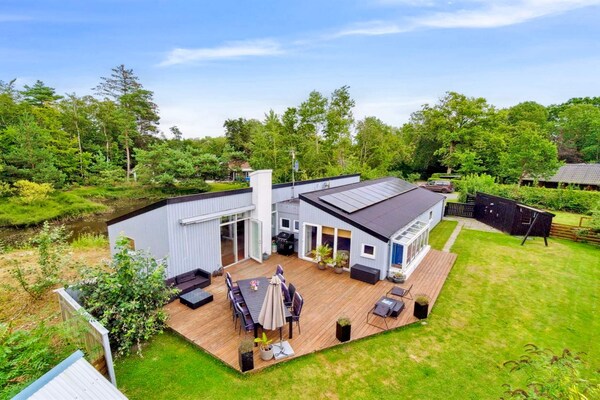 Stijlvol vrijstaand vakantiehuis met privézwembad en sauna op 250m van zee - thumbnail 1