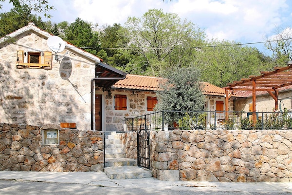 Vakantiehuis met privézwembad in Starigrad Paklenica voor 12 personen - thumbnail 1
