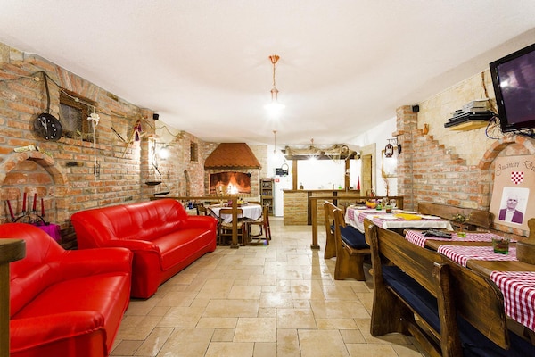 Vakantiehuis met privézwembad in Starigrad Paklenica voor 12 personen - thumbnail 3