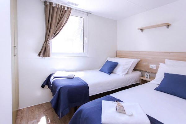 Premium stacaravan voor 4 in schaduwrijk dennenbos bij zandstrand Soline - thumbnail 6