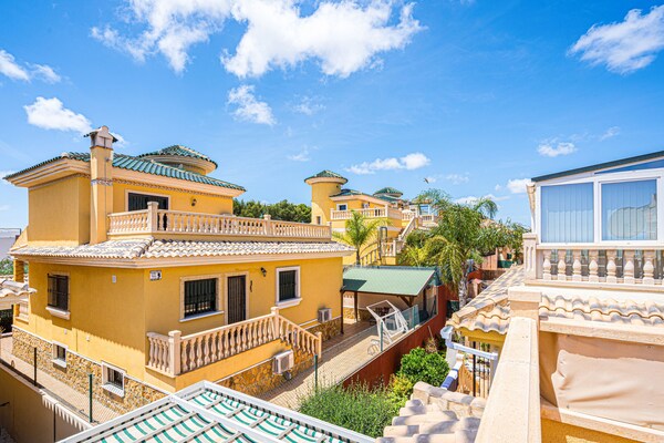 Zonovergoten vrijstaande villa met tuin nabij stranden Orihuela Costa - thumbnail 6